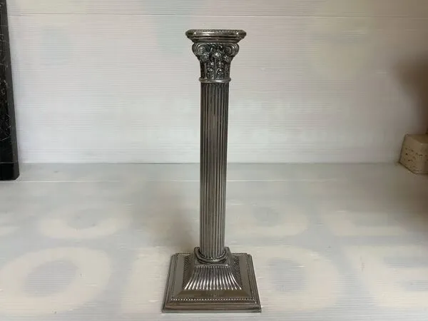 Illustration numéro 3 du produit Bougeoir colonne argenté en métal Italy