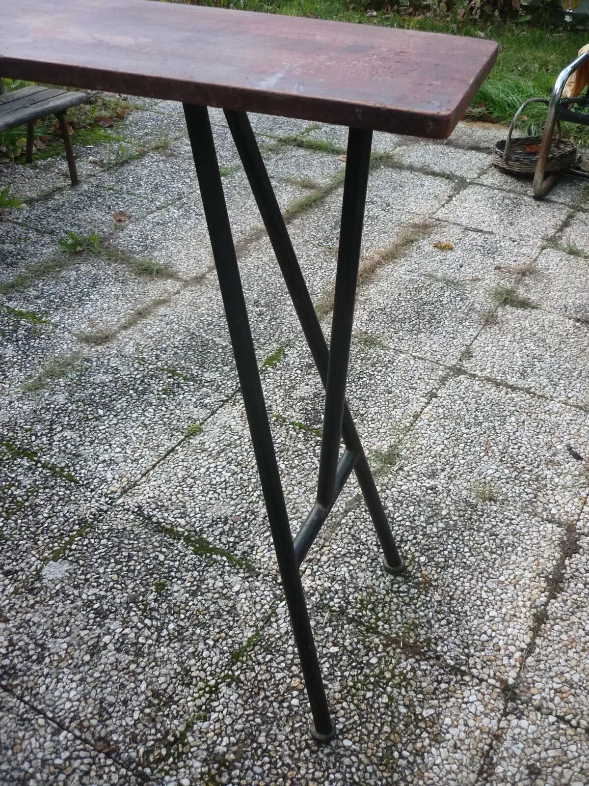 Illustration numéro 3 du produit Table haute d’atelier selette plateau en bois et tubes en métal