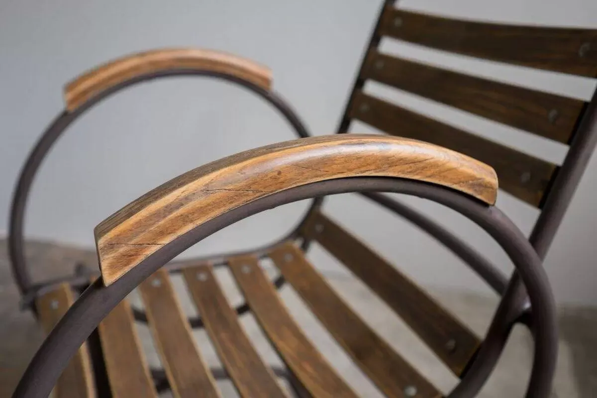 Illustration numéro 3 du produit Fauteuils industriels en metal et bois style années 50