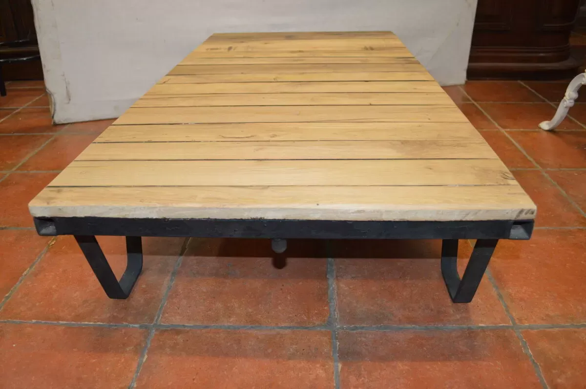 Illustration numéro 3 du produit Palette industrielle / table de salon en fer et bois