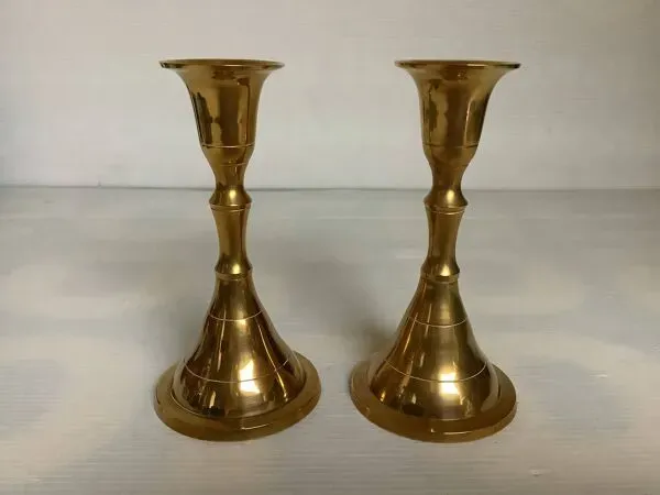 Illustration numéro 3 du produit Paire de petits bougeoirs pied tulipe en laiton