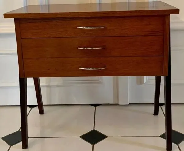 Illustration numéro 3 du produit Table d’appoint vintage