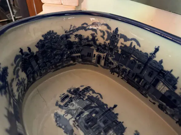 Illustration numéro 3 du produit Jardinière en faïence anglaise bleue et blanche, XXe siècle