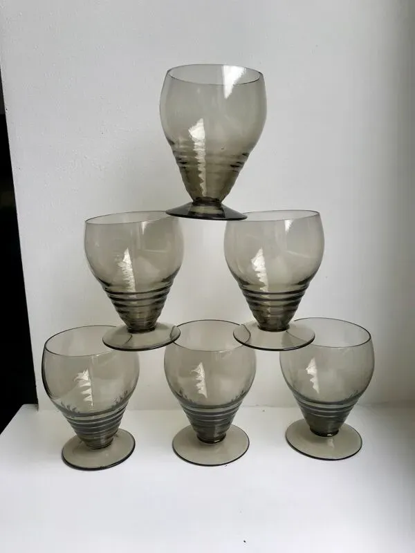Illustration numéro 3 du produit Ensemble de 6 petits verres à vin design art déco en verre fumé années 30-40