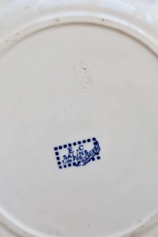 Illustration numéro 3 du produit Plat de service rond ancien terre de fer Salins - Modèle Damier