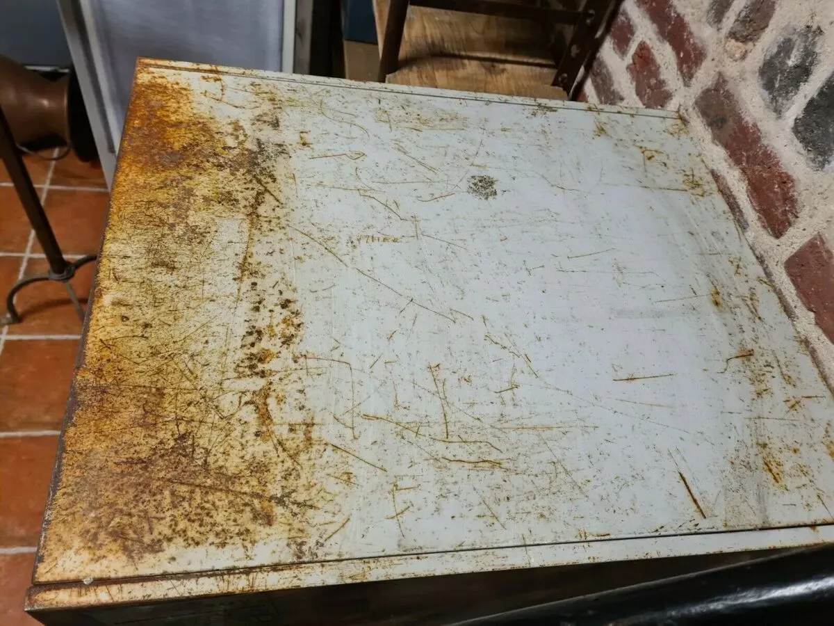 Illustration numéro 3 du produit Meuble de rangement industriel en fer