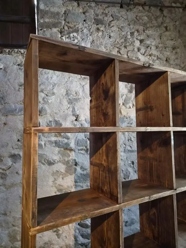 Illustration numéro 3 du produit Étagère industrielle ancienne / séparateur de pièce en pin, France, début du 20ème siècle