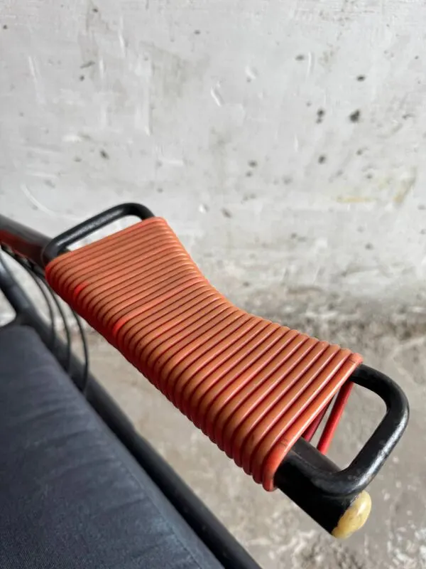Illustration numéro 3 du produit Fauteuil Scoubidou vintage – design français des années 1950