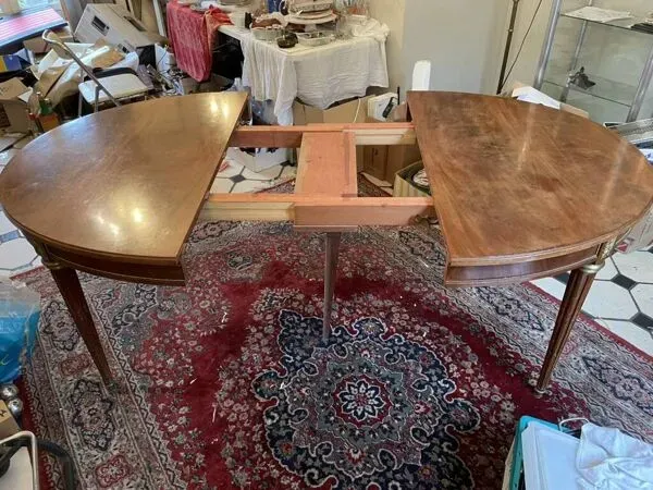 Illustration numéro 3 du produit Table ovale de salle à manger de style Louis XVI