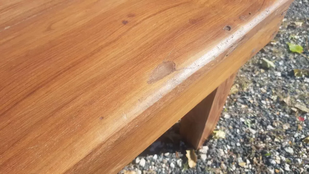 Illustration numéro 3 du produit Ancienne table basse d'atelier industriel en teck massif