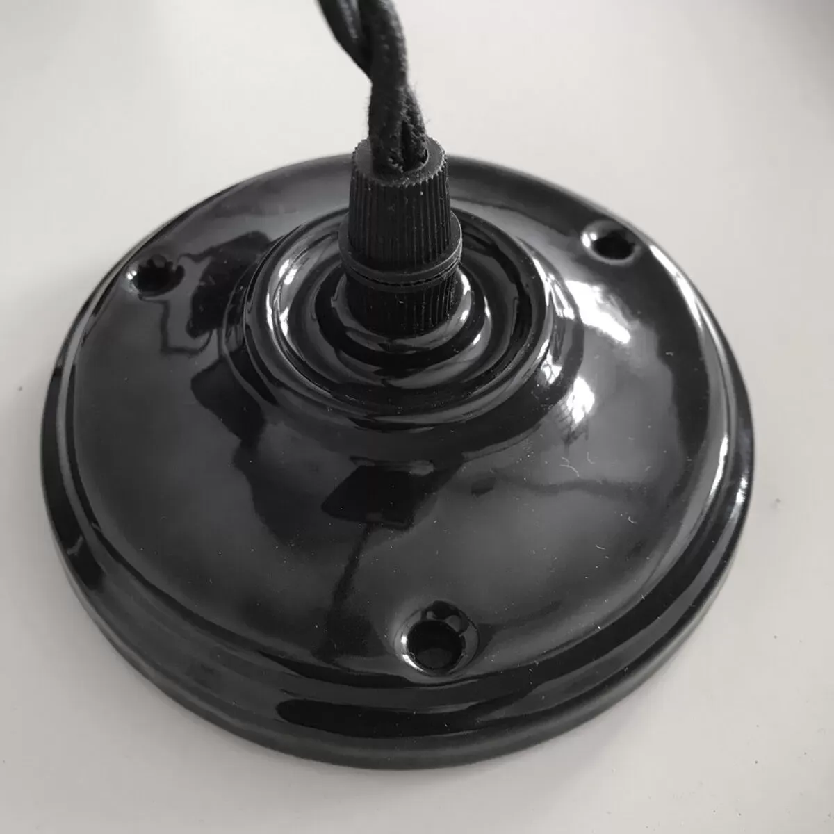 Illustration numéro 3 du produit Suspension abat-jour en métal noir