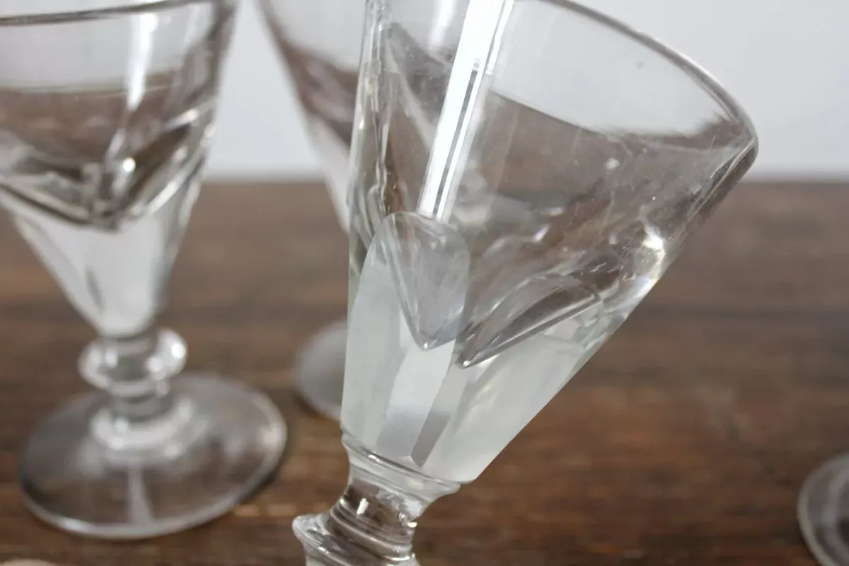 Illustration numéro 3 du produit 4 verres à pied à vin anciens à côtes plates en verre soufflé du XIXe