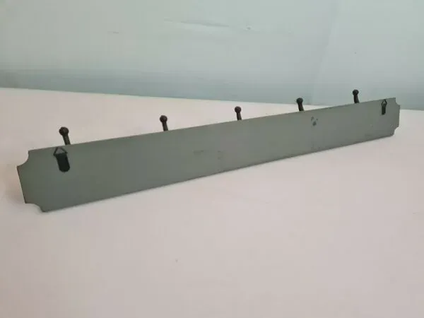 Illustration numéro 3 du produit Porte manteaux en bois avec des patères en fonte