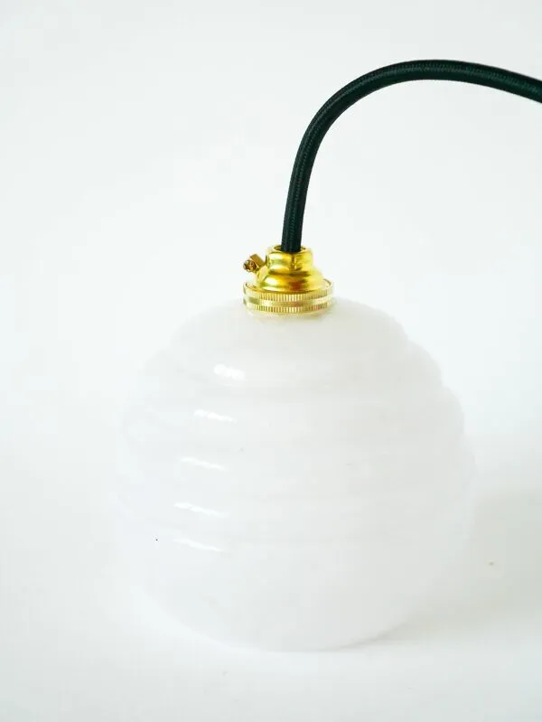 Illustration numéro 3 du produit Petite suspension boule en verre de Clichy, Blanc, Art Déco, 1930