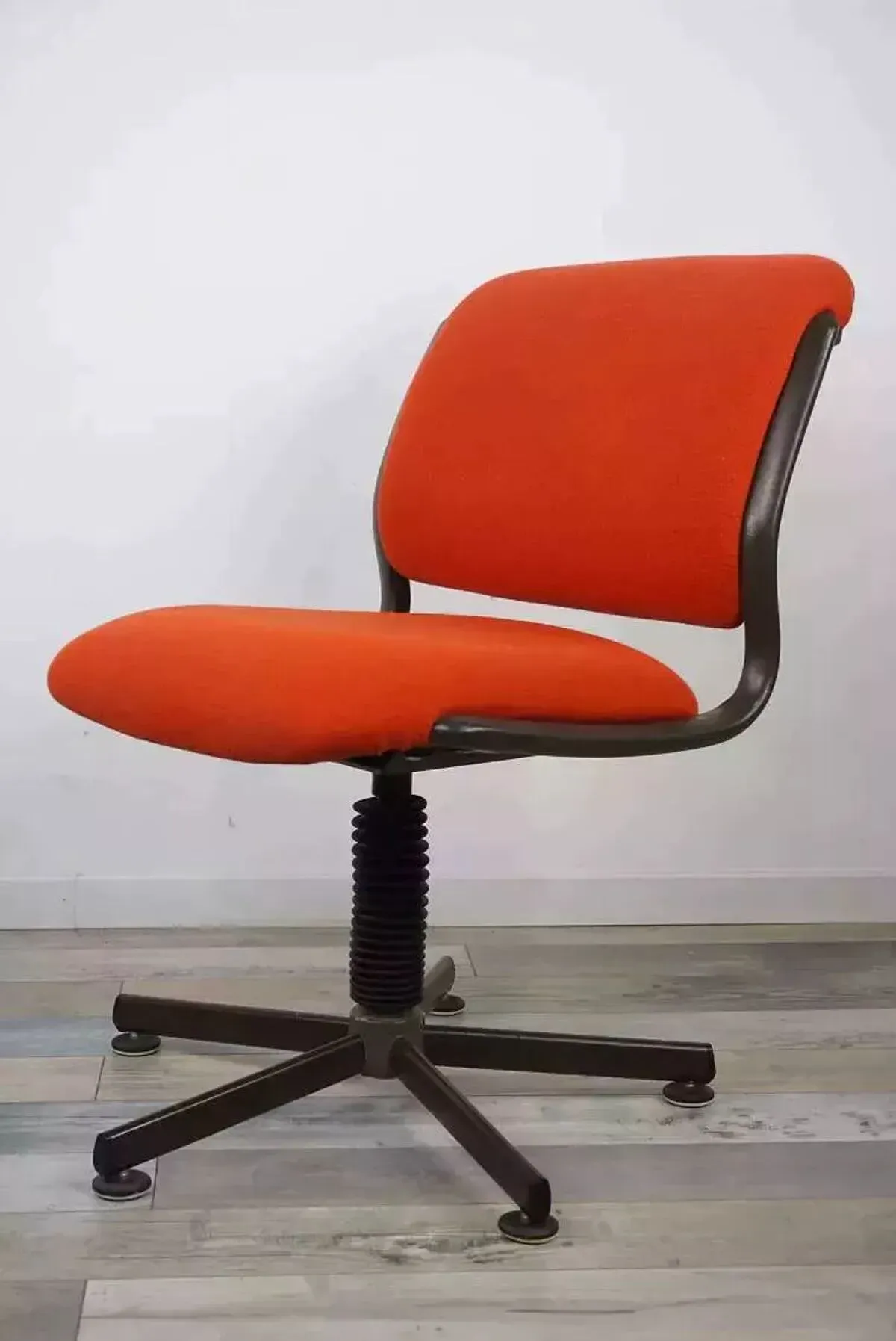 Illustration numéro 3 du produit Fauteuil de bureau pivotant années 70/80 par Roneo