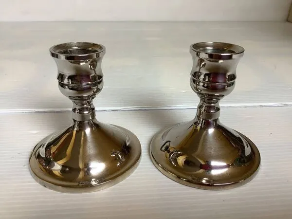 Illustration numéro 3 du produit Paire de petits bougeoirs argentés en métal England