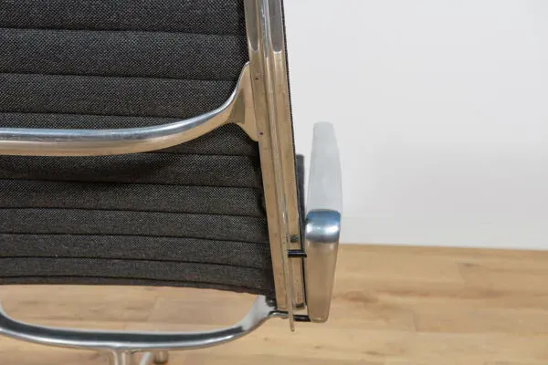 Illustration numéro 3 du produit Fauteuil EA124 par Charles et Ray Eames pour Herman Miller, États-Unis, années 1980.