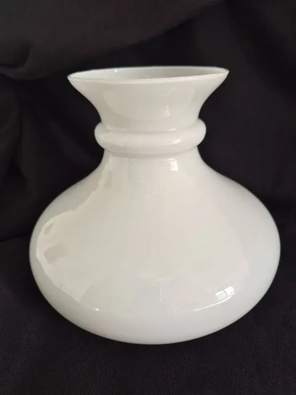 Illustration numéro 3 du produit Grand abat-jour opaline blanche vintage H.20 cm Élégance lumineuse A661