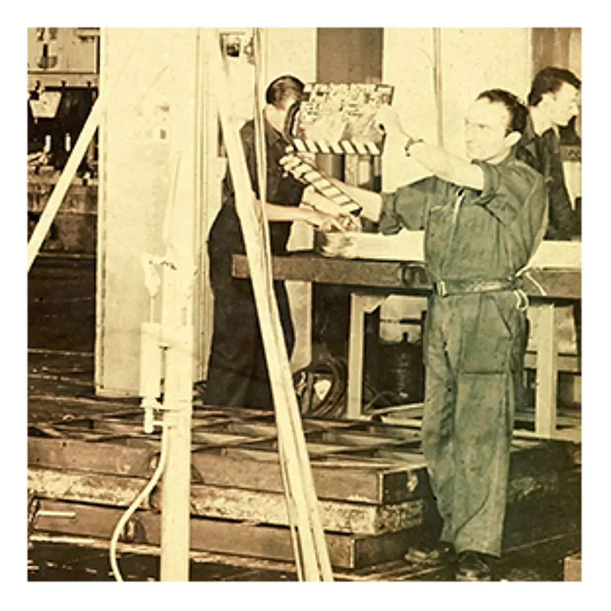 Illustration numéro 3 du produit Photographie d'une équipe de cinéma chez Simca