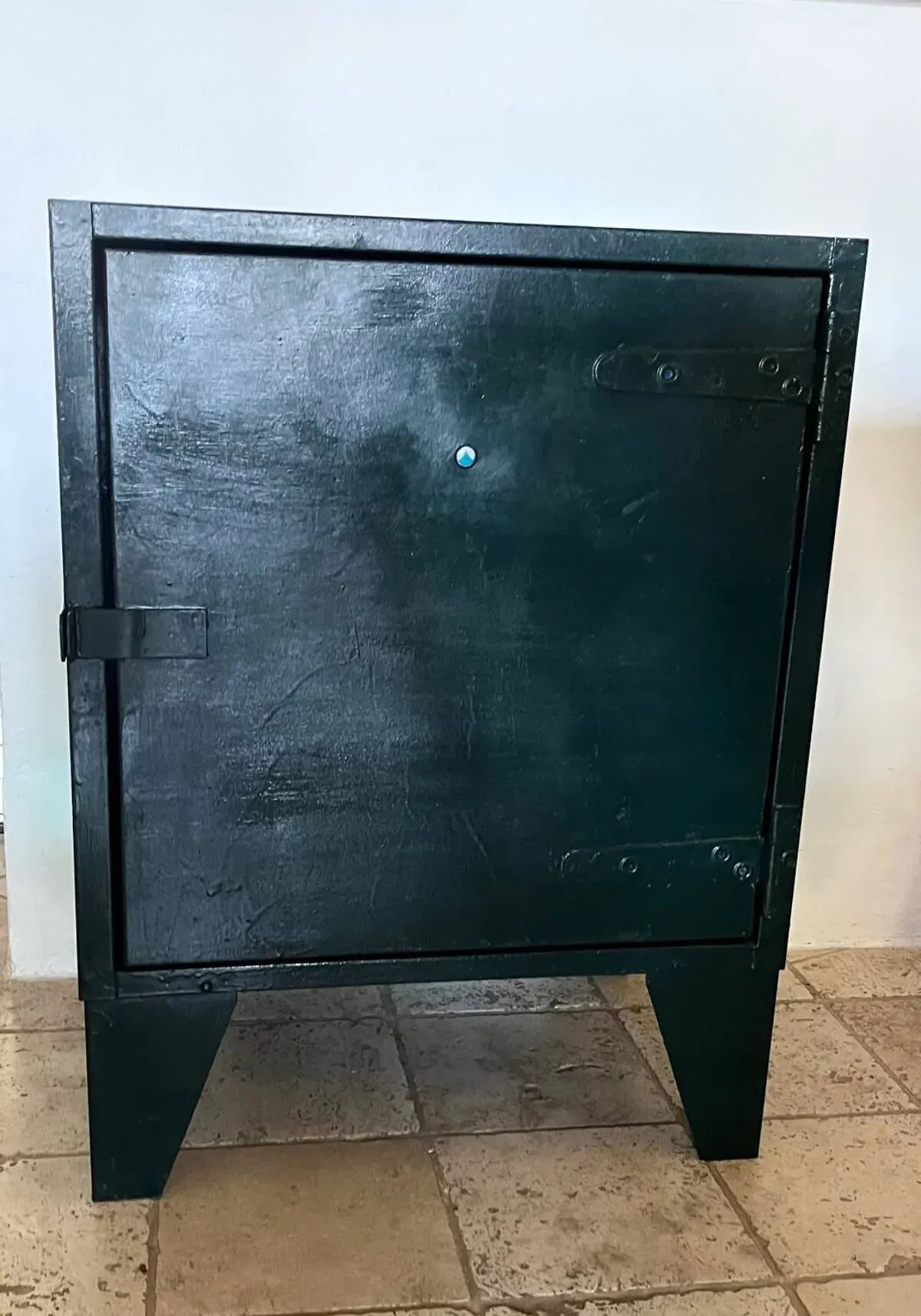 Illustration numéro 3 du produit Meuble de rangement industriel en métal vert