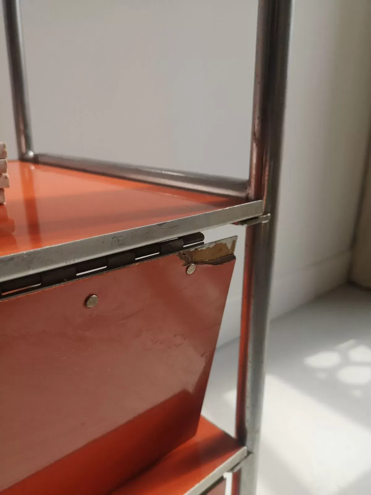 Illustration numéro 3 du produit Desserte bibliothèque à roulette en metal chromé industrielle