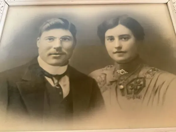 Illustration numéro 3 du produit Ancienne photographie d’un couple