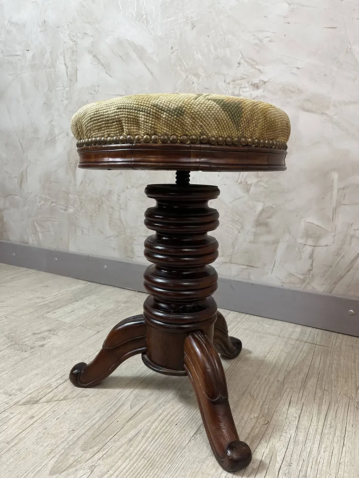 Illustration numéro 3 du produit Tabouret de piano en noyer