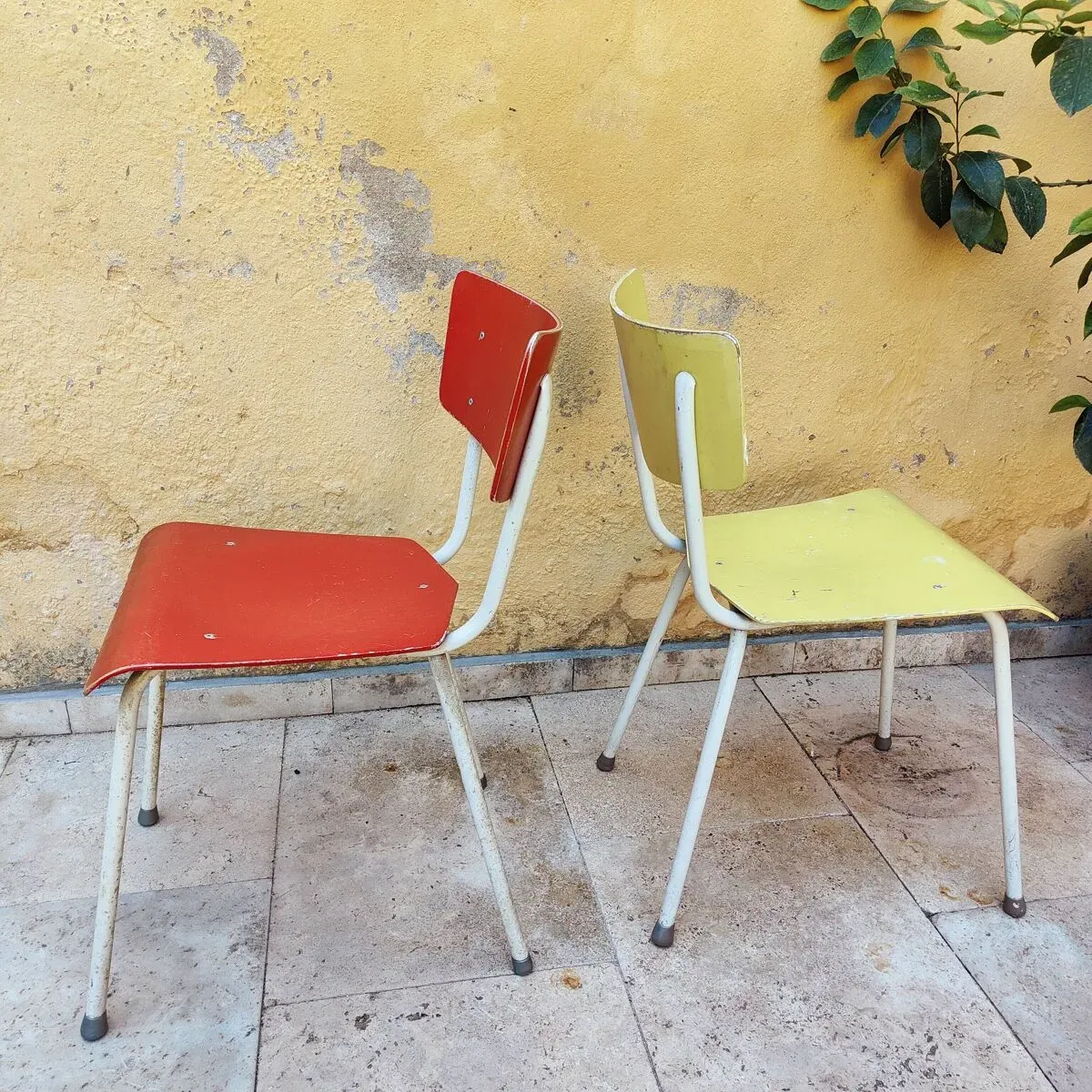Illustration numéro 3 du produit Paire de chaises colorées