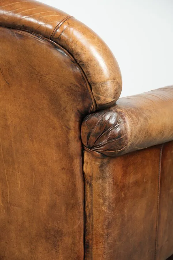 Illustration numéro 3 du produit Fauteuil en peau de mouton avec un beau look vintage et une finition cloutée décorative.