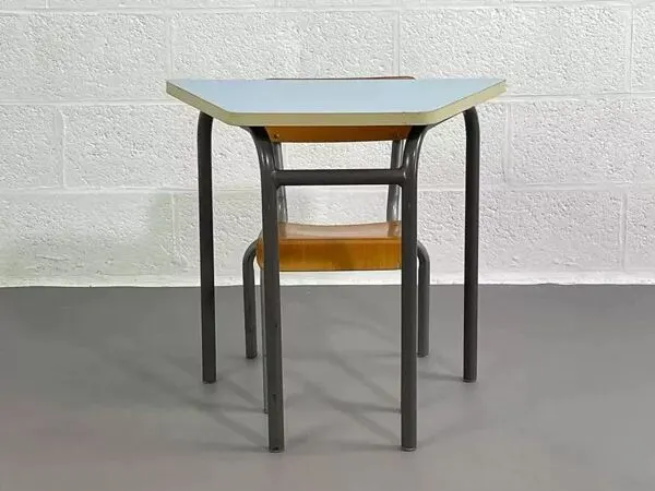 Illustration numéro 3 du produit Ancien bureau d'écolier avec sa chaise mullca assortie