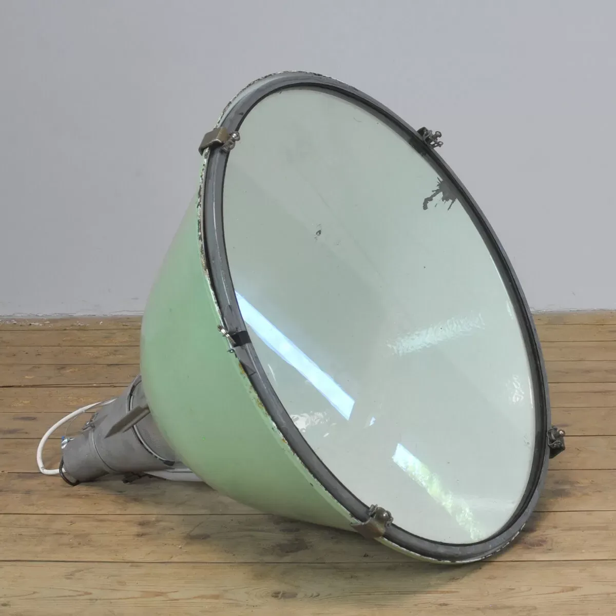 Illustration numéro 3 du produit Green Enameled Industrial Pendant Light, 1950s