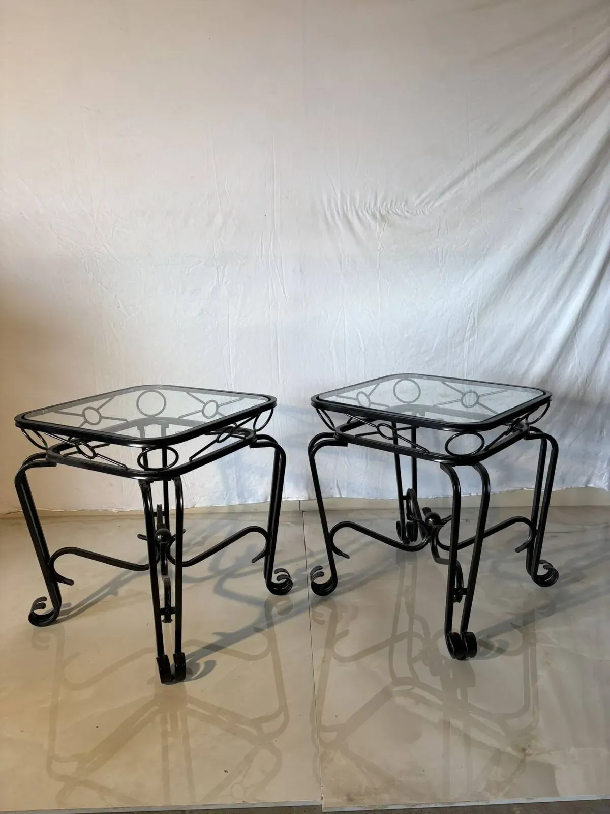 Illustration numéro 3 du produit Paire de tables d’appoint vintage en fer forgé et verre – esprit Méditerran