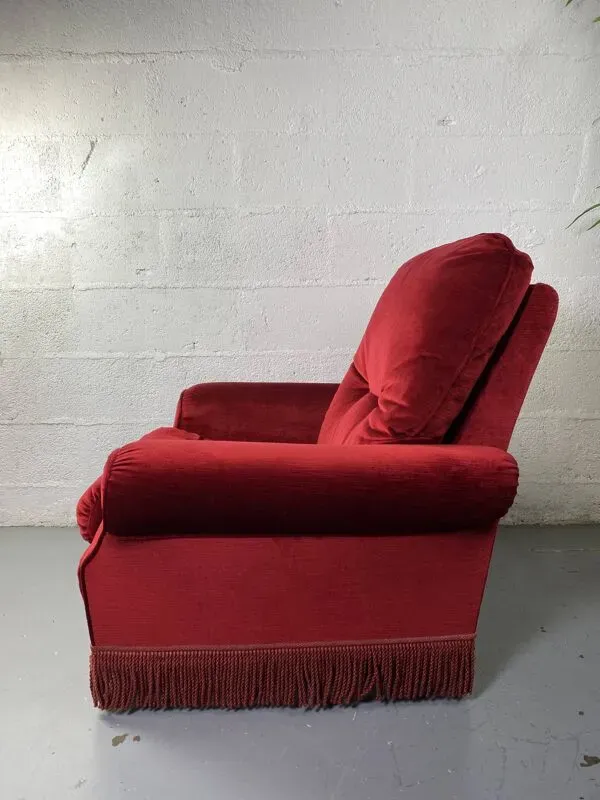 Illustration numéro 3 du produit Fauteuil crapaud en velours rouge à franges