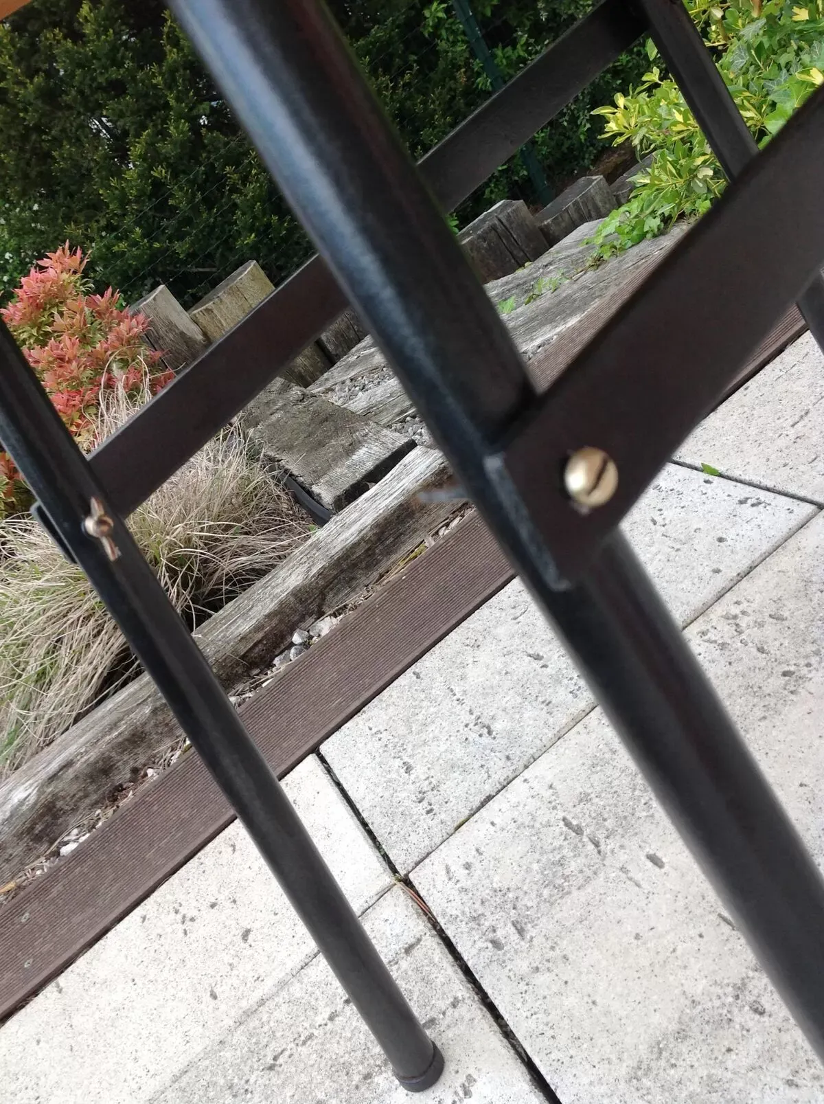 Illustration numéro 3 du produit Table d'appoint en bois et metal style industriel années 60-70