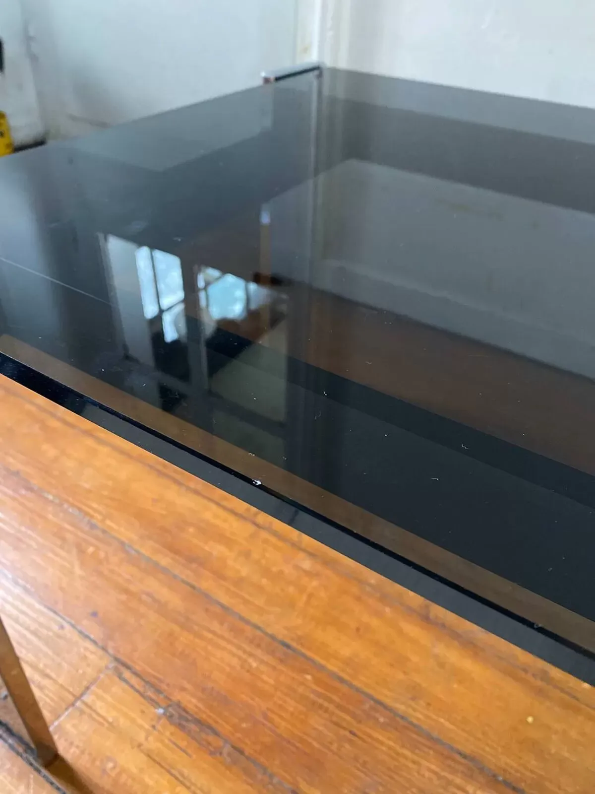 Illustration numéro 3 du produit Table basse rectangulaire Italienne en verre fumé vintage 1970