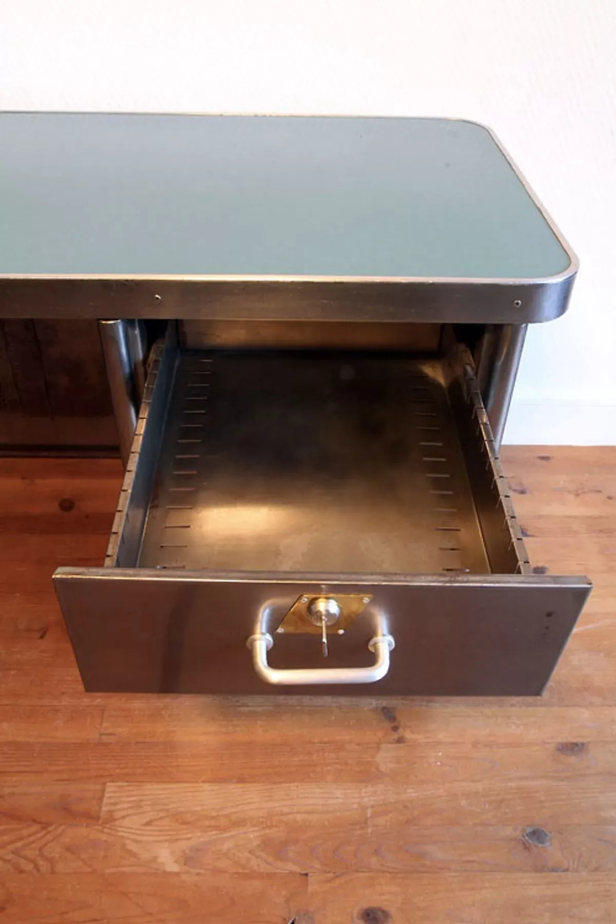 Illustration numéro 3 du produit Bureau industriel métallique décapé Nash