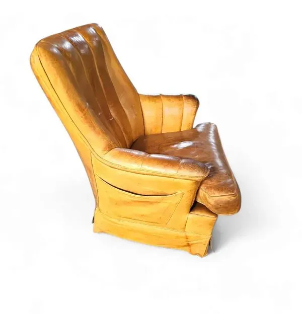 Illustration numéro 3 du produit Fauteuil club en cuir de mouton des années 1970 avec porte-revues