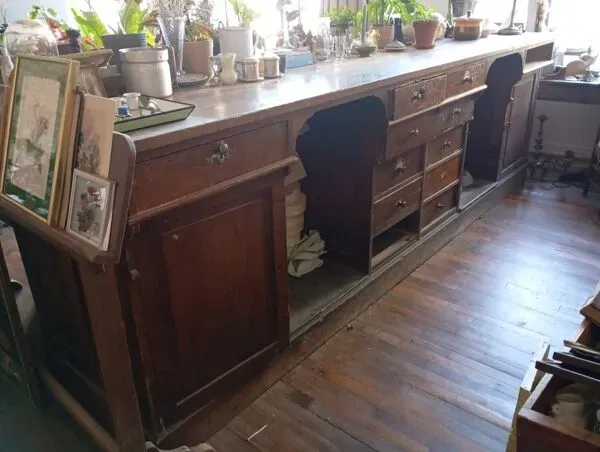 Illustration numéro 3 du produit Ancien comptoir de coordonnier