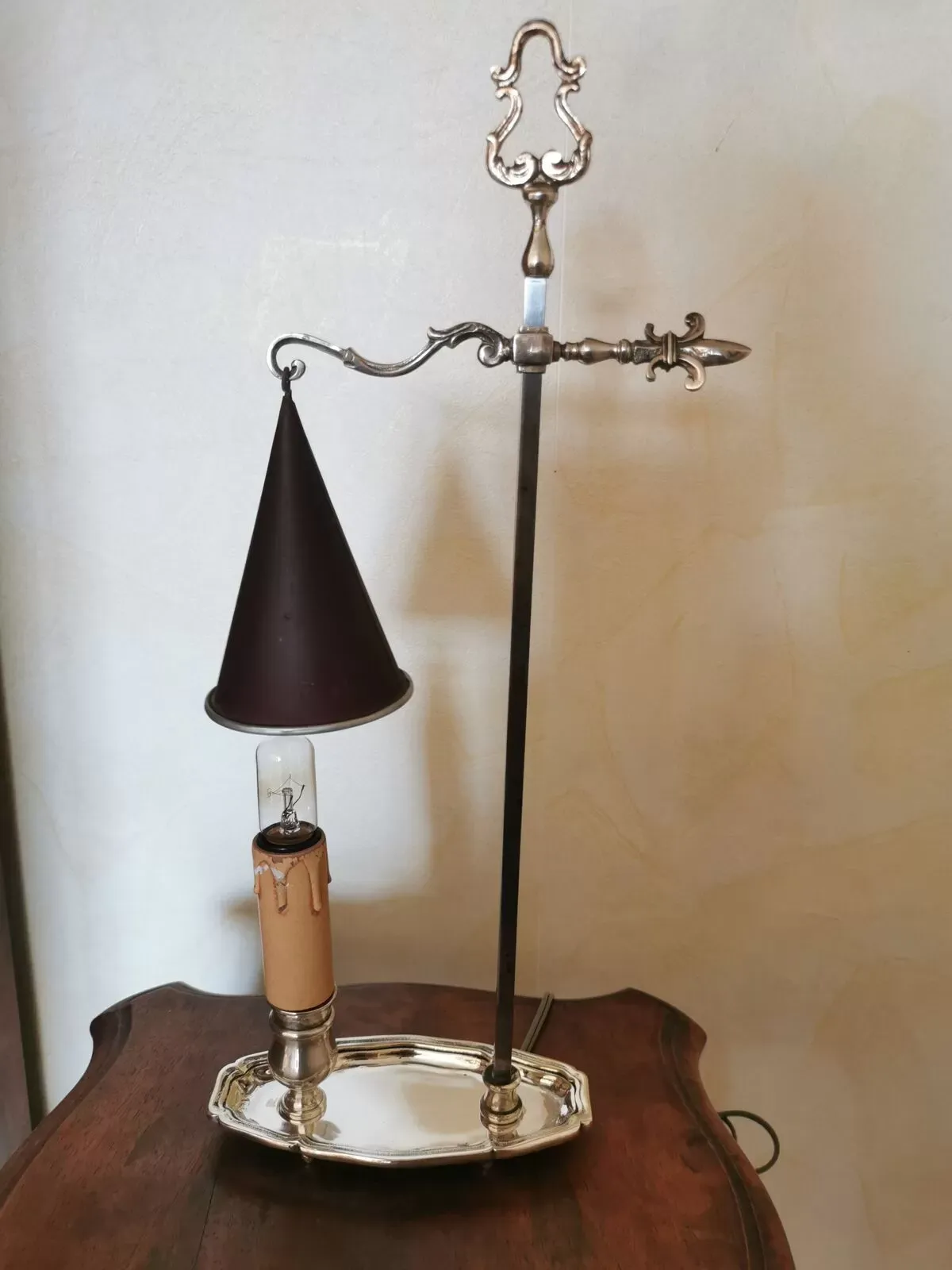 Illustration numéro 3 du produit Lampe en métal argenté avec abat-jour en tôle peinte