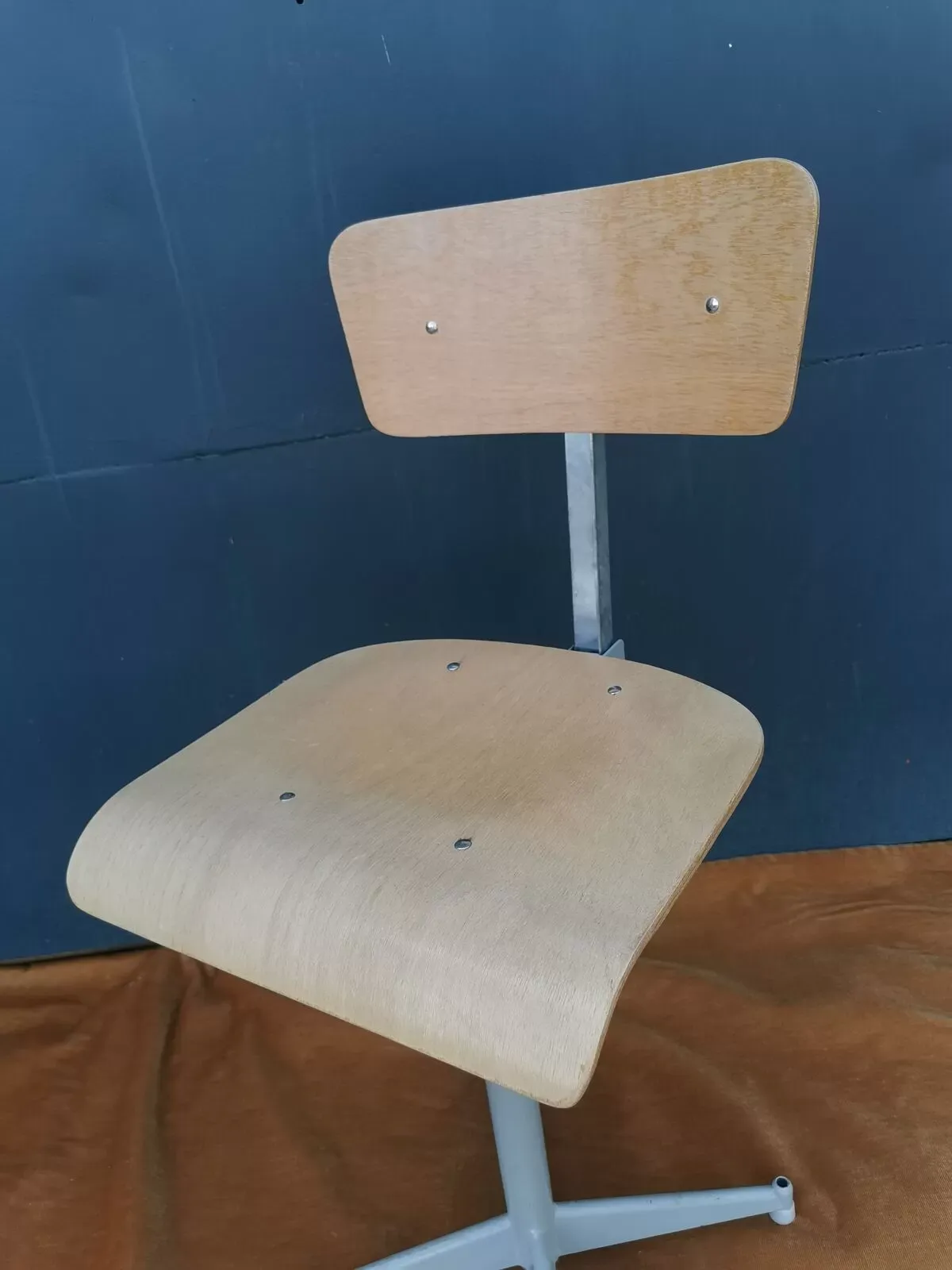 Illustration numéro 3 du produit Chaise d atelier reglable