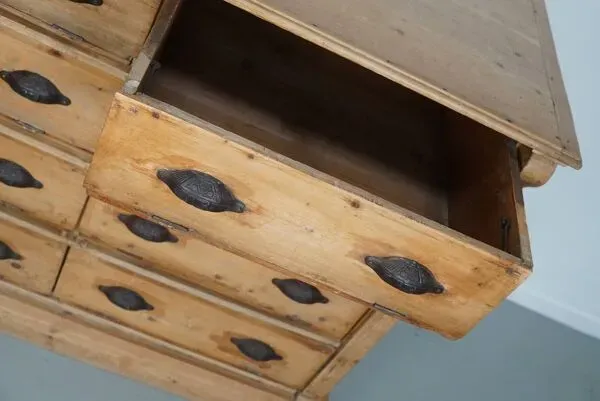 Illustration numéro 3 du produit Meuble d'atelier ancien en pin allemand, début du XXe siècle