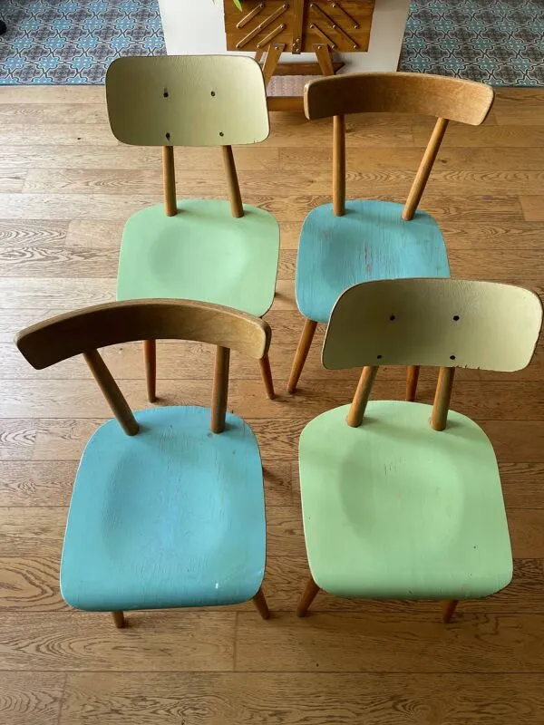Illustration numéro 3 du produit Chaises d'écolier