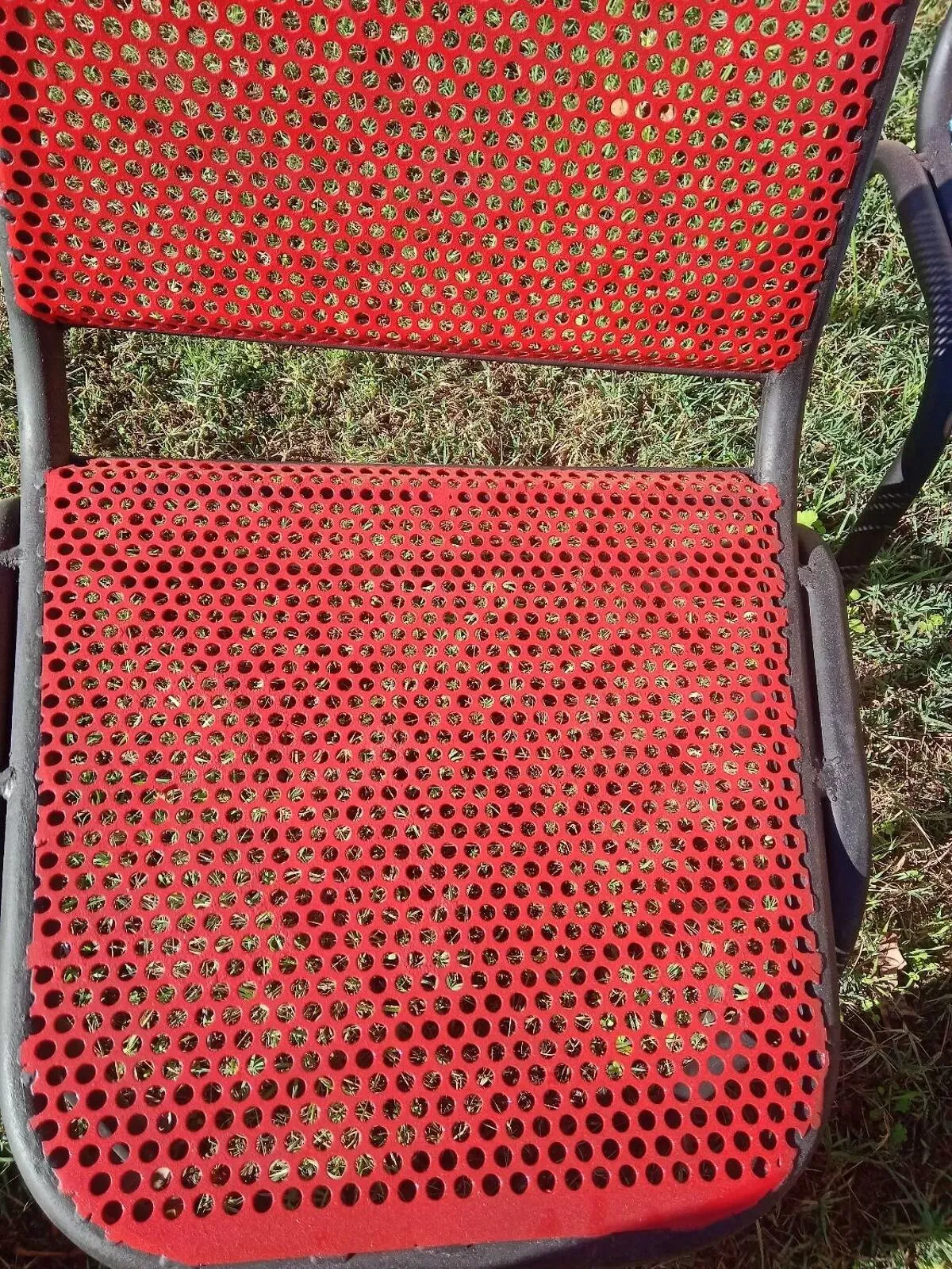 Illustration numéro 3 du produit Chaise métal ajourées