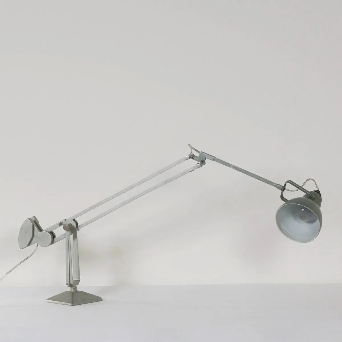 Illustration numéro 3 du produit LAMPE DE BUREAU INDUSTRIELLE À CONTREPOIDS PAR ERPE, ANNÉES 1950