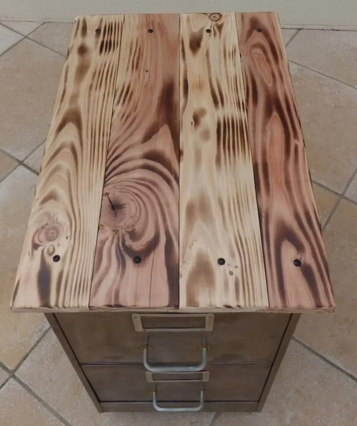 Illustration numéro 3 du produit Meuble industriel ancien en métal effet rouillé deux tiroirs sur roulettes