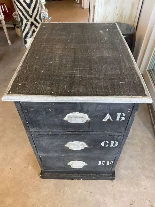 Illustration numéro 3 du produit Meuble de metier ancien en bois patiné avec 3 tiroirs casier administration