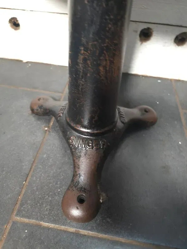 Illustration numéro 3 du produit Chaise industrielle en fonte vintate singer