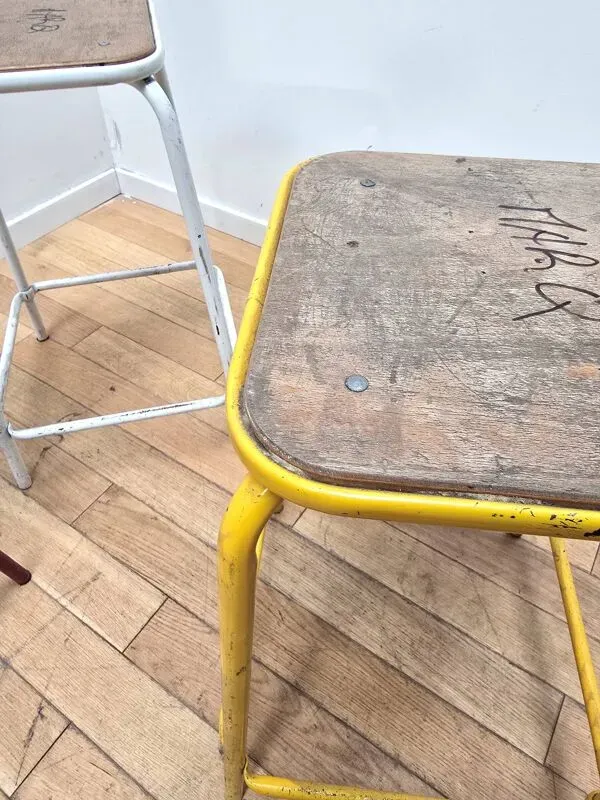 Illustration numéro 3 du produit Suite de 3 tabourets industriels