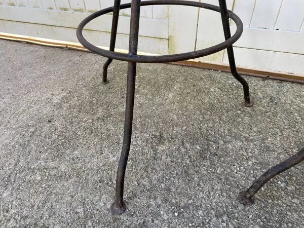 Illustration numéro 3 du produit Paire de tabourets de bar pivotants artisanaux en métal de style industriel, 1950