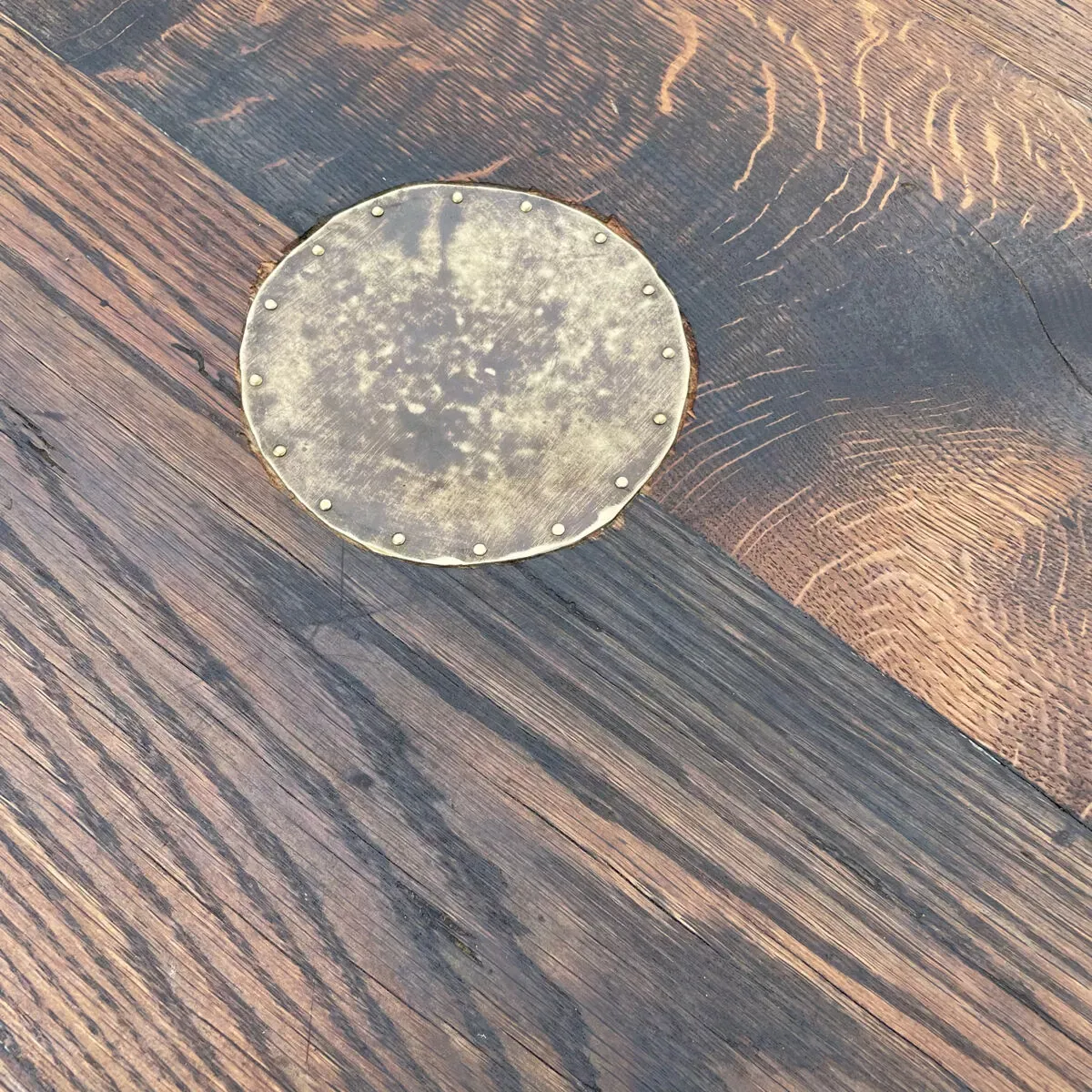 Illustration numéro 3 du produit Table basse industrielle en chêne massif